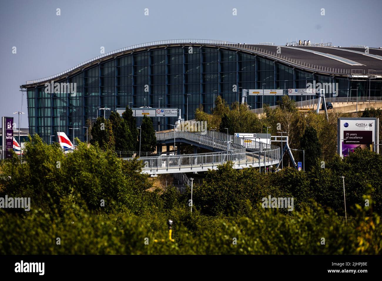 Londres, Reino Unido. 19th de julio de 2022. La terminal 5 del aeropuerto de Heathrow se muestra el día en que se registró la temperatura más alta del Reino Unido de 40,2C Foto de stock