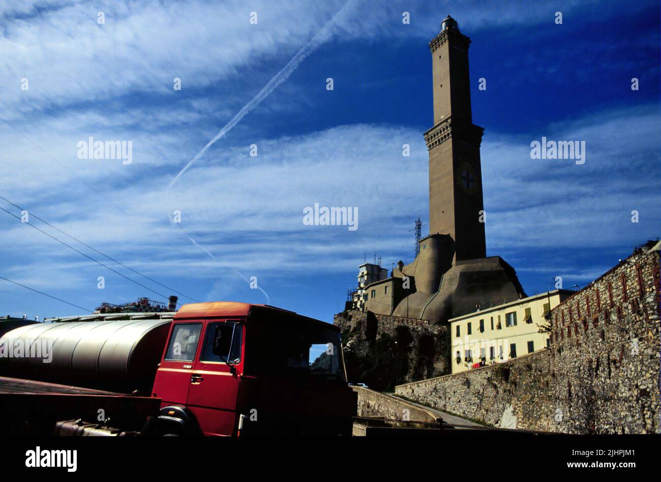 Génova (Italia), la linterna, antiguo faro símbolo de la ciudad Fotografía  de stock - Alamy