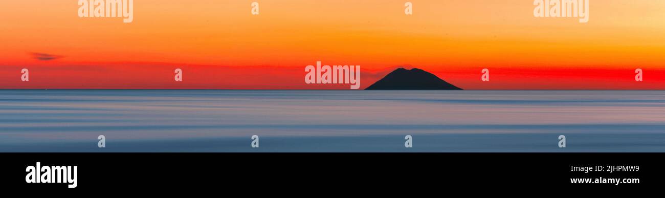 Stromboli volcán en oro puesta de sol pancarta panorámica Foto de stock