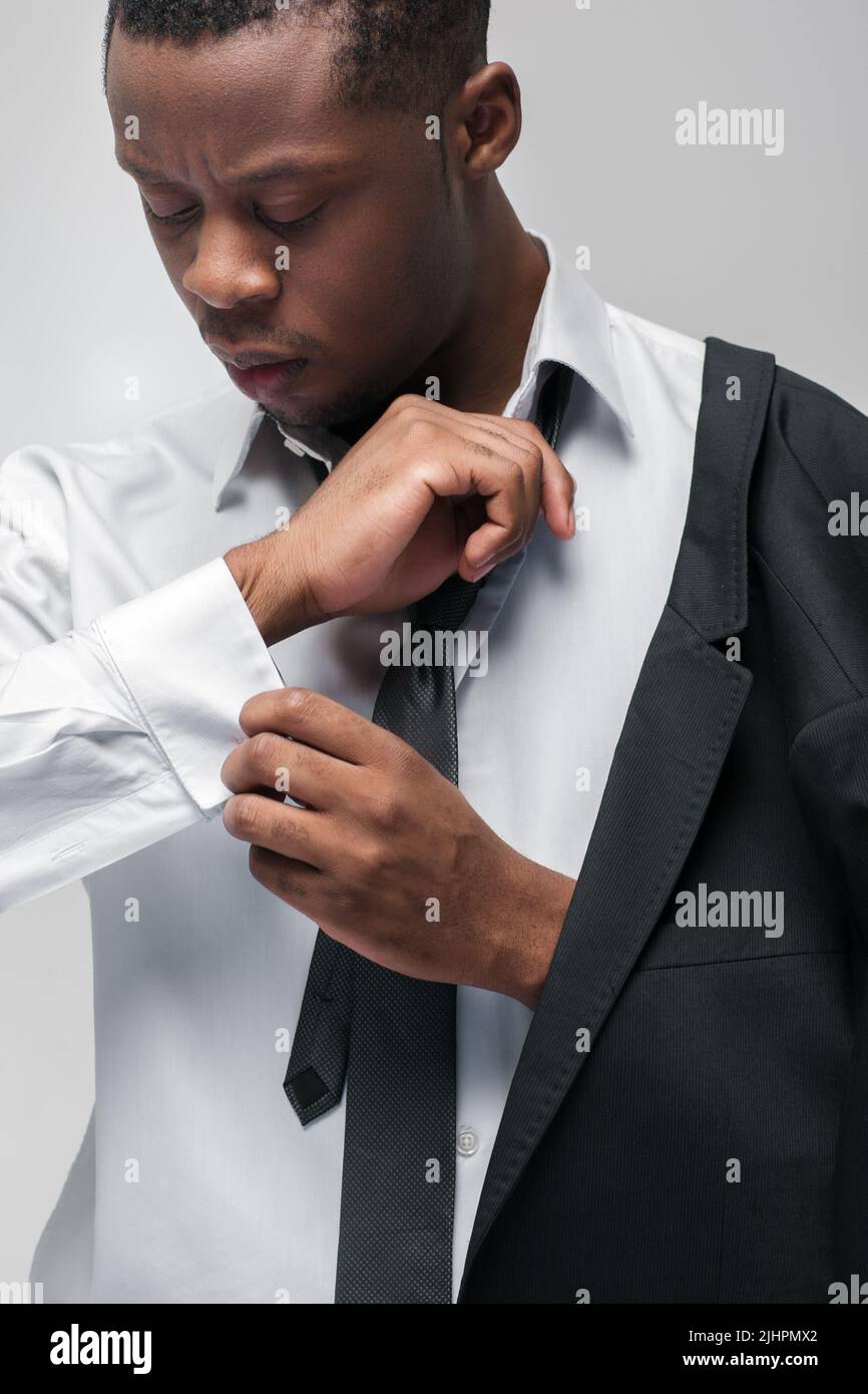 Modelo afroamericano de moda en traje de lujo Fotografía de stock - Alamy