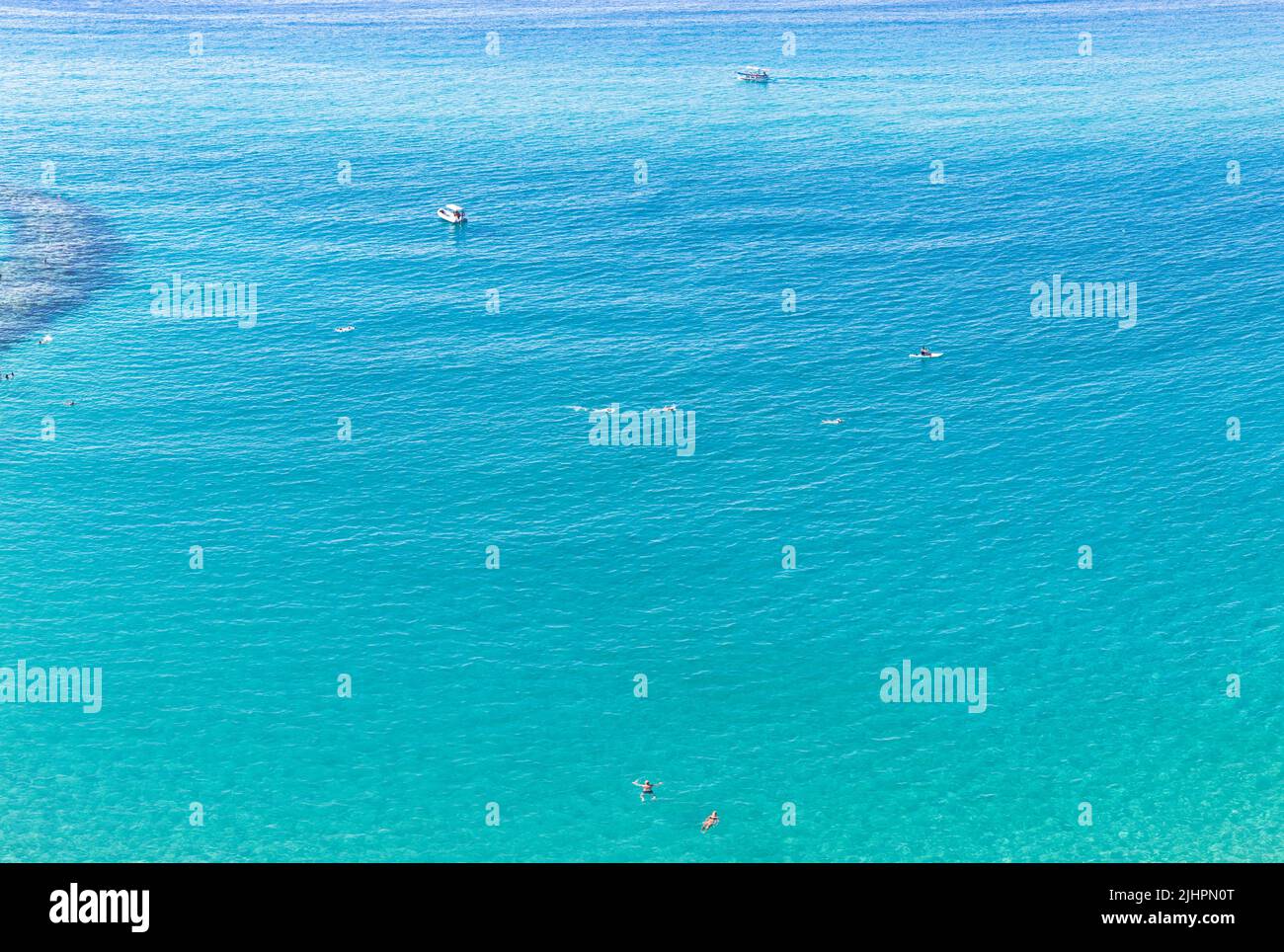 Actividad de verano en las aguas turkis del mar Mediterráneo Foto de stock