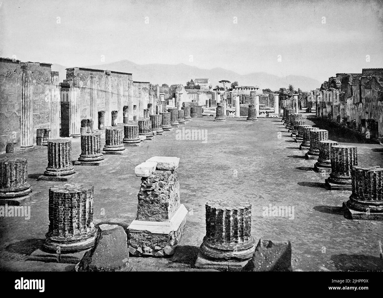 Historisches Foto (ca 1880) der Ruinen von Pompeji, die Basilika, Italien / Foto histórica de Ruinas de Pompeya, la basílica, Italia, Historisch, restaurerte digital Reproduktion einer Originalvorlage aus dem 19. Jahrhundert, genaues Originaldatum nicht bekannt, Foto de stock