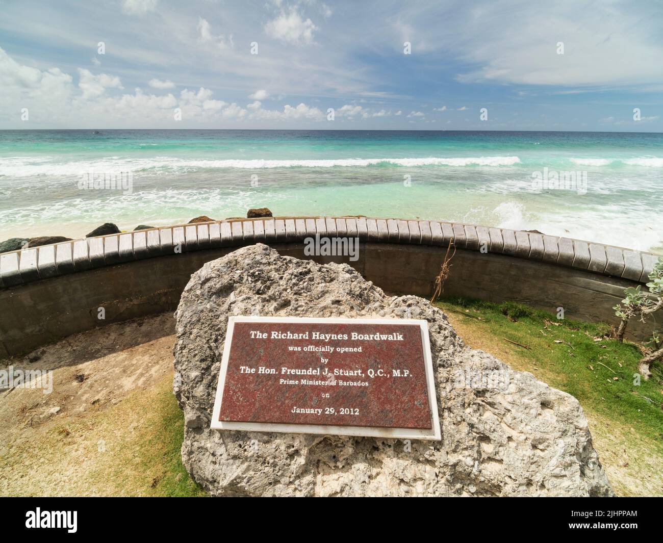 Barbados, isla caribeña - costa oeste. El paseo marítimo de Sir Richard Haynes, Hastings. Punto de vista y placa. Foto de stock
