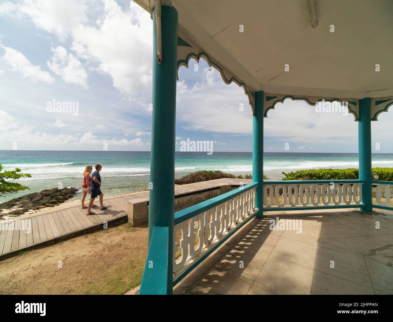Barbados, isla caribeña - costa oeste. El paseo marítimo de Sir Richard Haynes, Hastings. Soporte de banda. Foto de stock