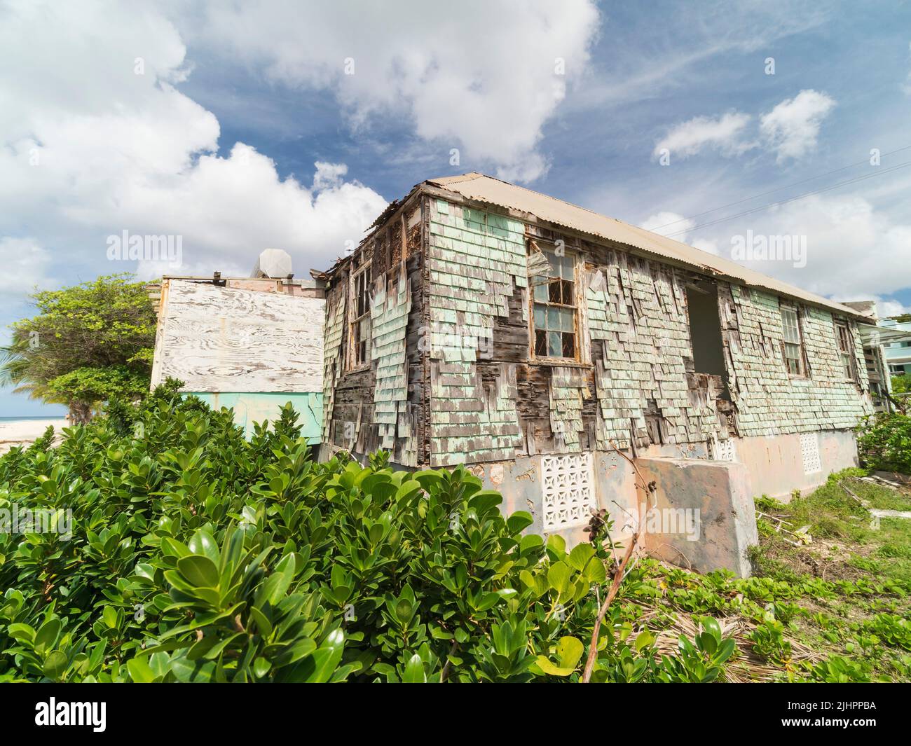 Barbados, isla caribeña - costa oeste. Rockley. Antigua propiedad en mal estado con paredes de guijarros de madera y ventanas de guijarros. Foto de stock
