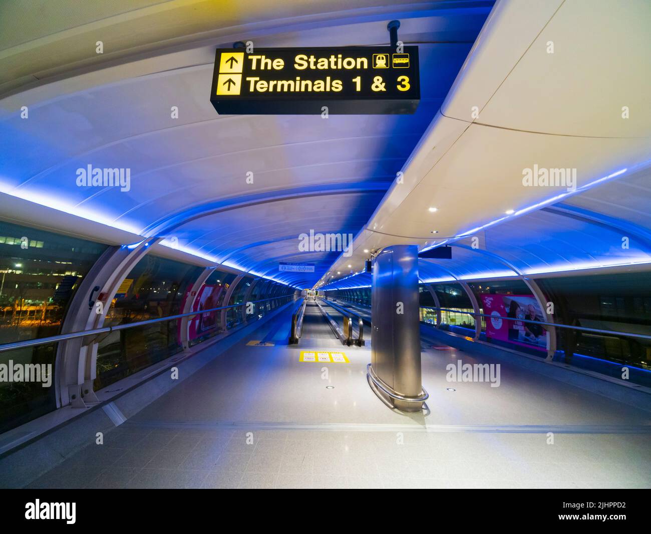 Pasarela cubierta Skyway del aeropuerto de Manchester que conecta la estación de tren, el hotel Radisson Blu y las terminales 1 y 2. Foto de stock