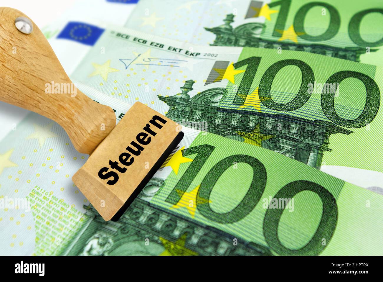 Energie und Finanzen 300 Euro und Deutscher Stempel mit Steuern Foto de stock