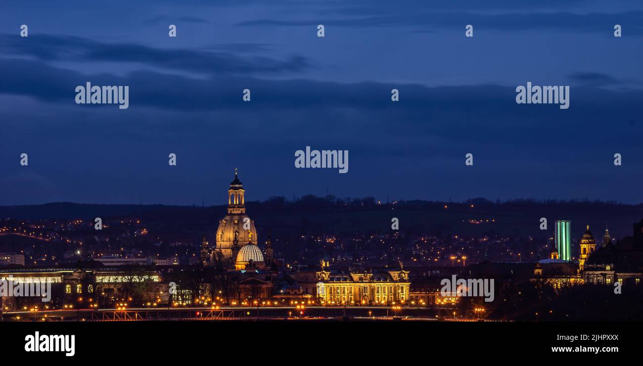 Vista de la silueta de la histórica ciudad vieja de Dresden, Sajonia, Alemania por la noche. Foto de stock