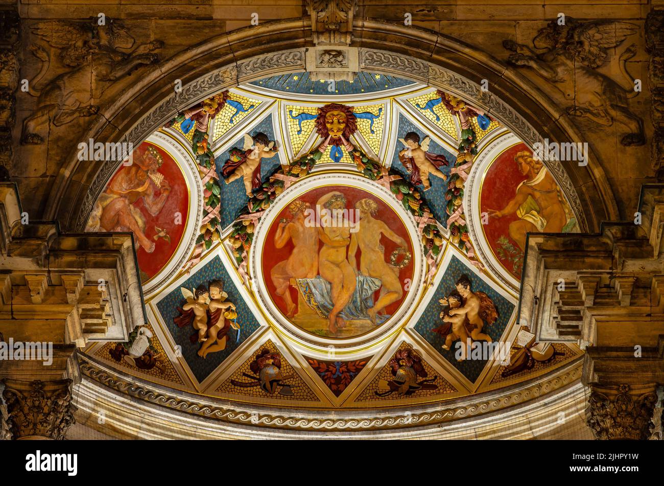 Semper Opera House Dresden, Sajonia, Alemania: Decoración artística de la cúpula de la exedra, incluyendo pinturas de techo de Paul Kießling. Foto de stock
