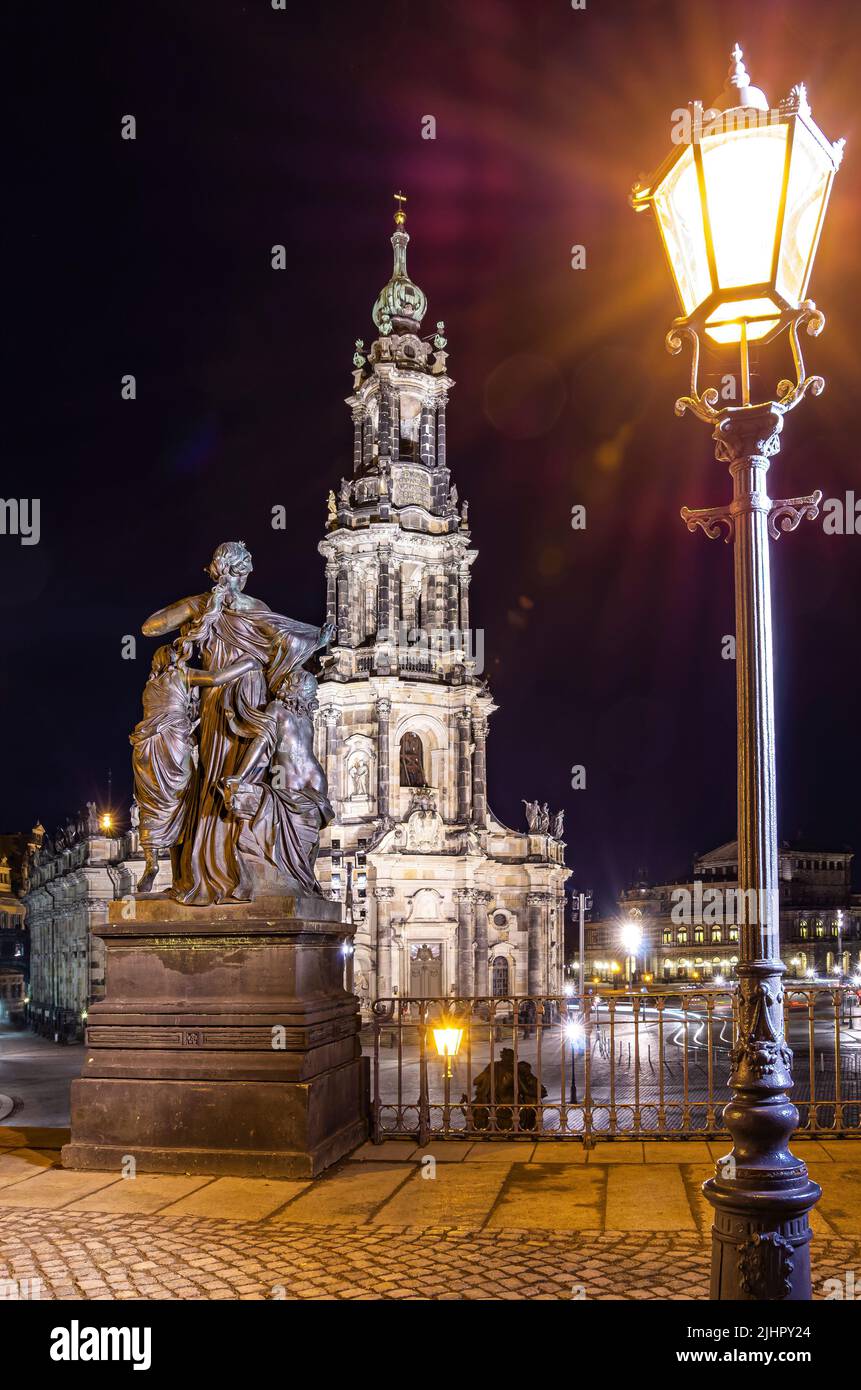 Dresden, Sajonia, Alemania: Vista nocturna desde la terraza de Bruehl al grupo de figuras alegóricas 'La mañana' de Johannes Schilling y a la Catedral. Foto de stock