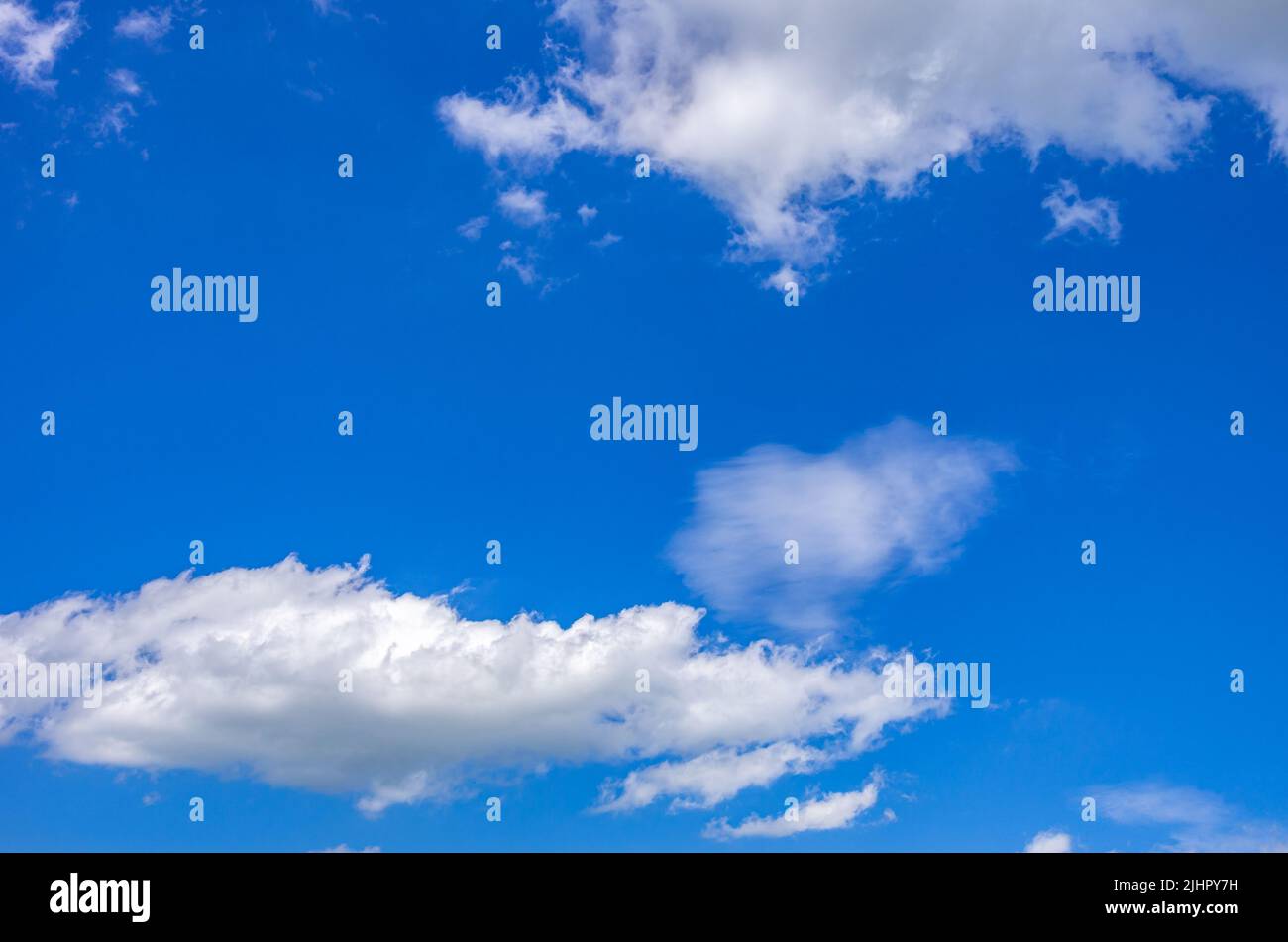 Fondo de formaciones de nubes contra un cielo azul. Foto de stock