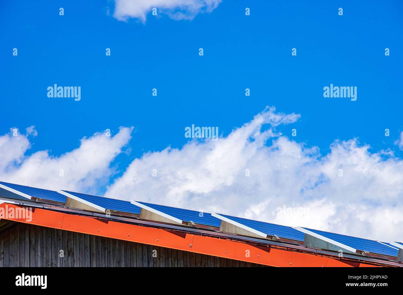 Sistema fotovoltaico doméstico o pequeña planta de energía solar en el techo de una casa. Foto de stock