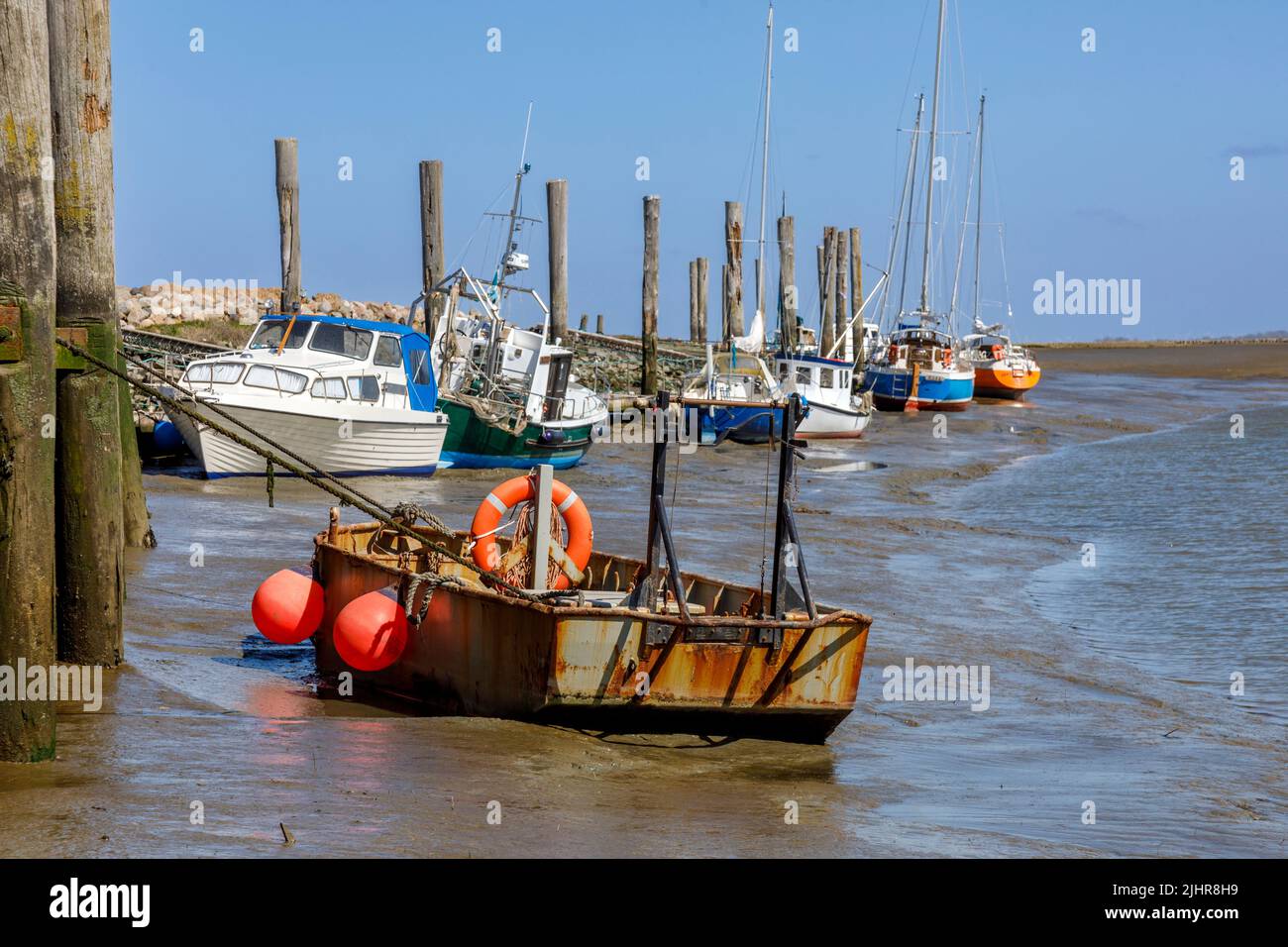 Everschopsiel Hafen in Nordfriesland bei ablaufendem Wasser, tidenbedingtes Trockenfallen der Wasserfahrzeuge Foto de stock