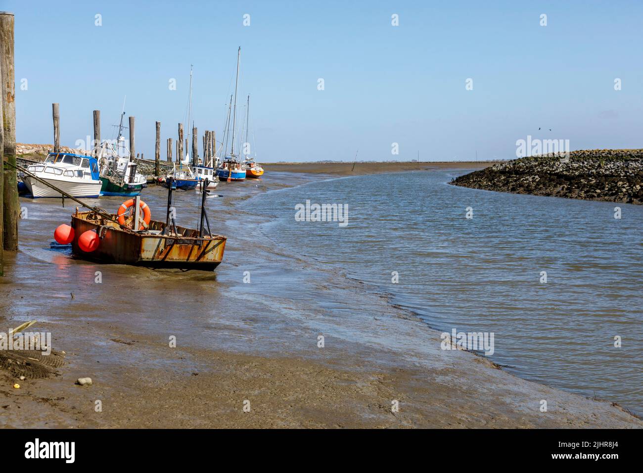 Everschopsiel Hafen in Nordfriesland bei ablaufendem Wasser, tidenbedingtes Trockenfallen der Wasserfahrzeuge Foto de stock