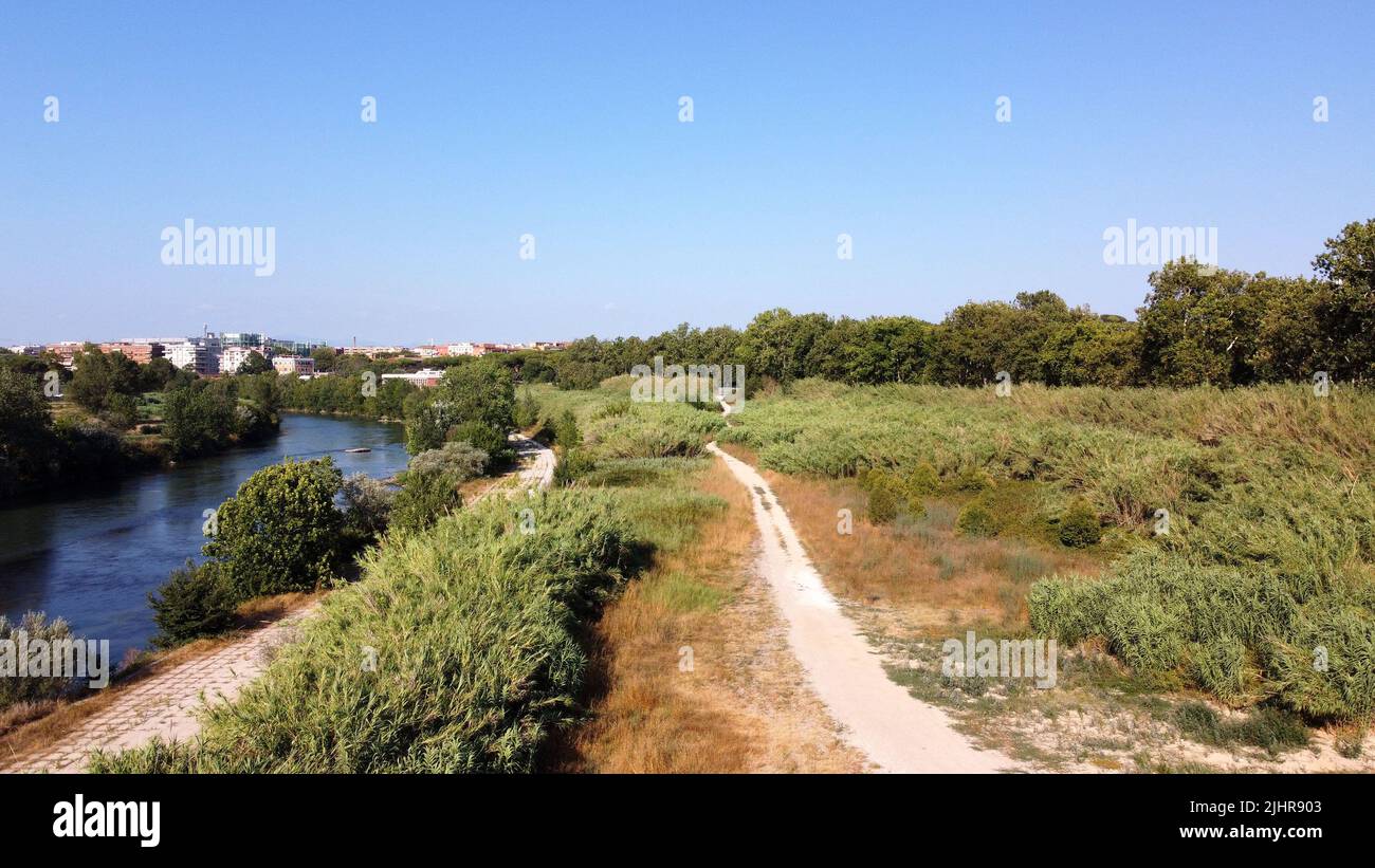 Roma, Fiume Tevere in magra estiva e non in secca , ponte Marconi San Paolo Foto de stock