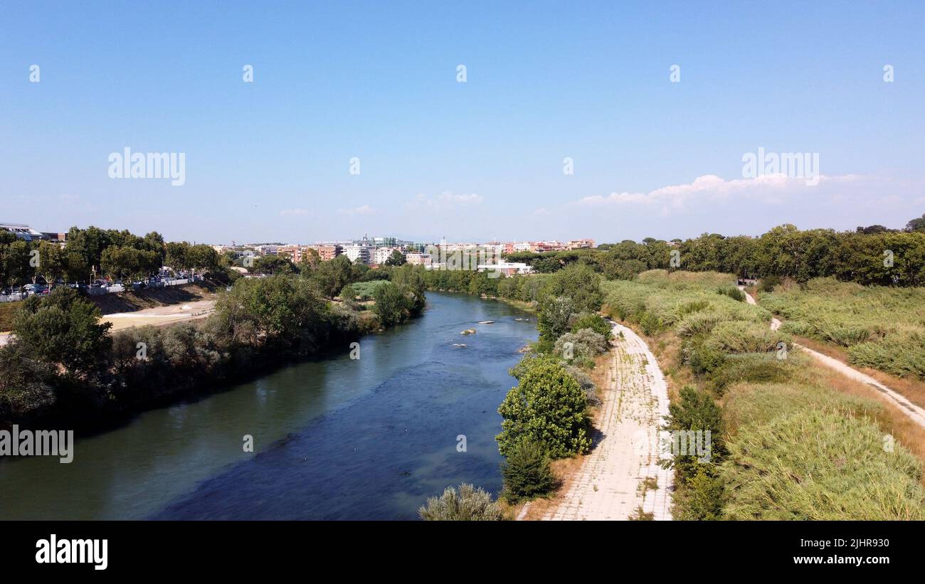 Roma, Fiume Tevere in magra estiva e non in secca , ponte Marconi San Paolo Foto de stock