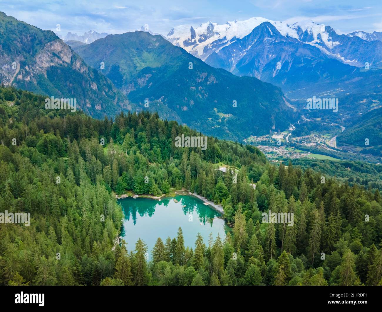 Vista del Mont Blanc y el Lac Vert en las montañas de los Alpes cerca de Chamonix, Francia. Verano paisaje alpino francés con bosque de abetos, lago y verde valle. Foto de stock