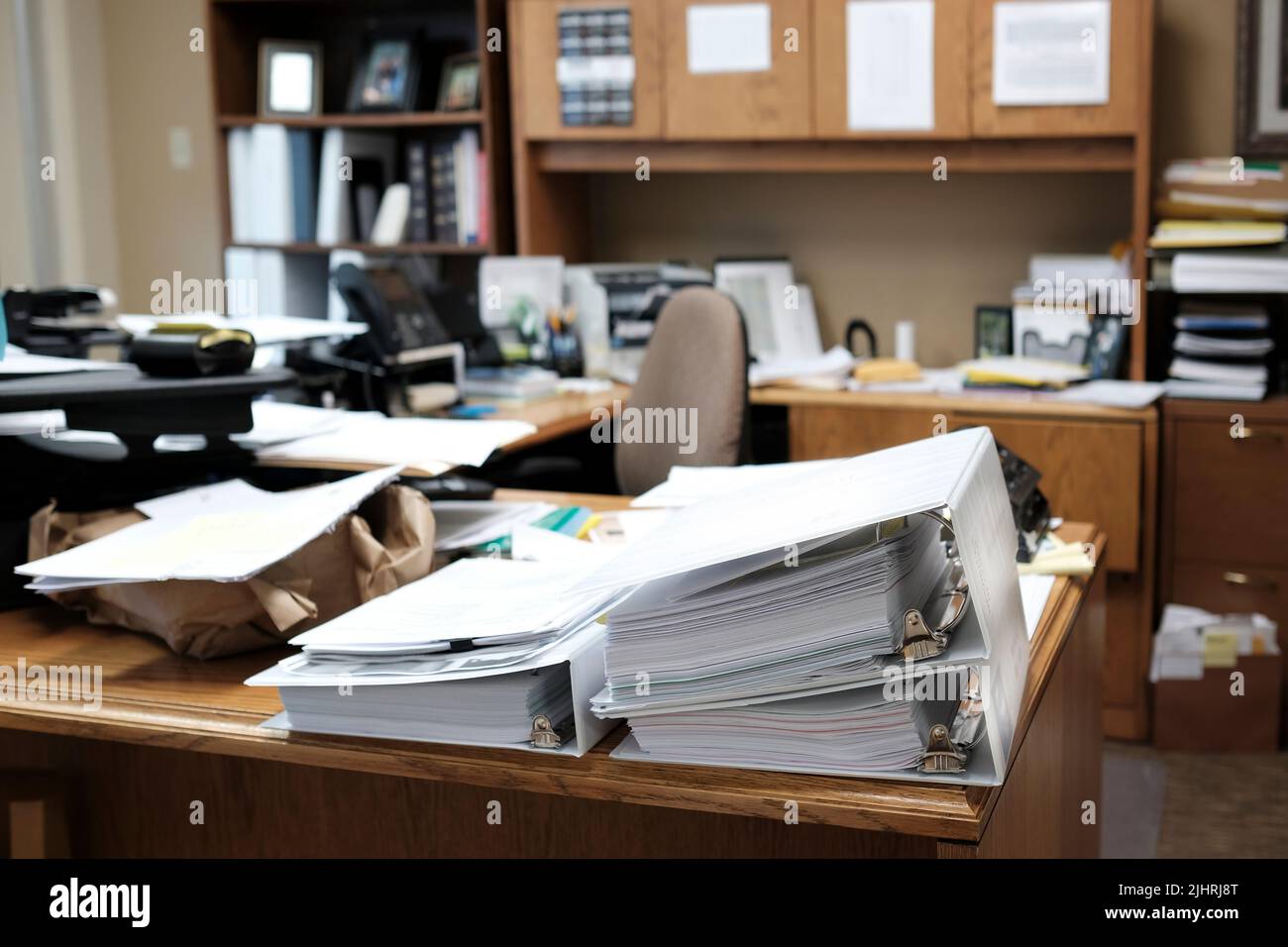 Carpetas en escritorios o estanterías de una oficina para organizar documentos empresariales Foto de stock