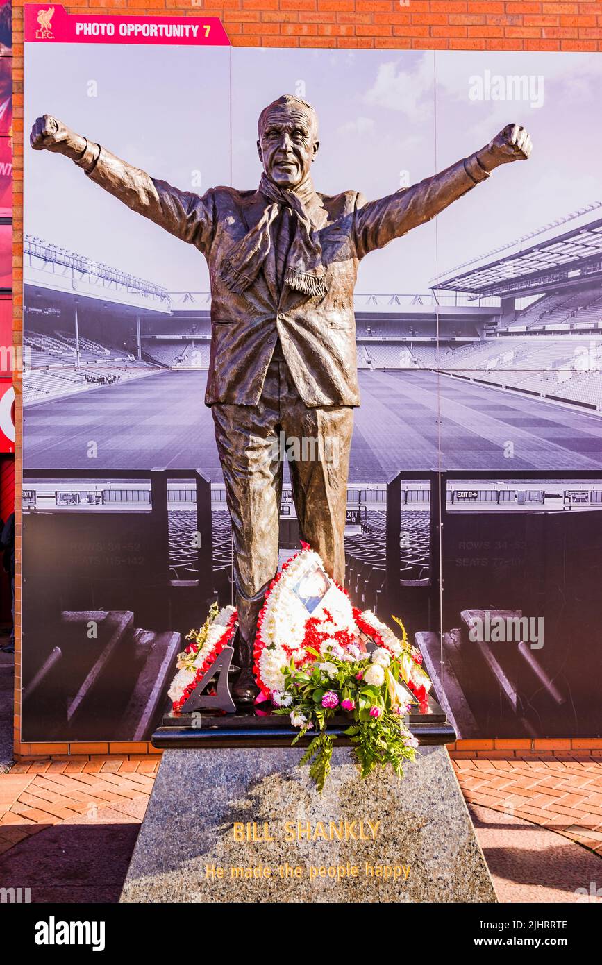 La estatua de Bill Shankly, director del Liverpool Football Club 1959-1974, erigida en 1997, en las afueras del Kop en Anfield. Anfield, Liverpool, Merseyside, LA Foto de stock