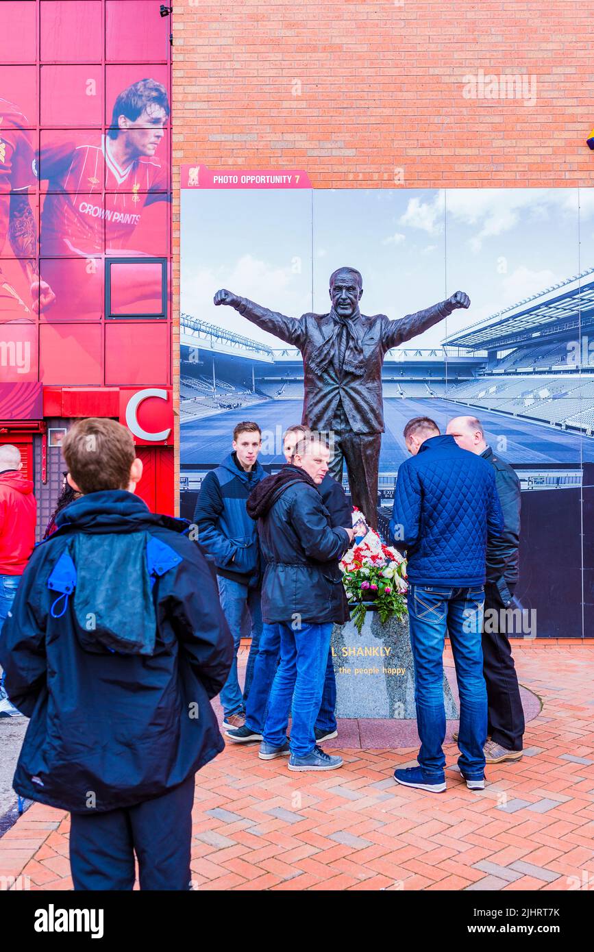 Seguidores del Liverpool F.C. junto a la estatua de Bill Shankly en el estadio Anfield. Anfield, Liverpool, Merseyside, Lancashire, Inglaterra, Reino Unido Foto de stock