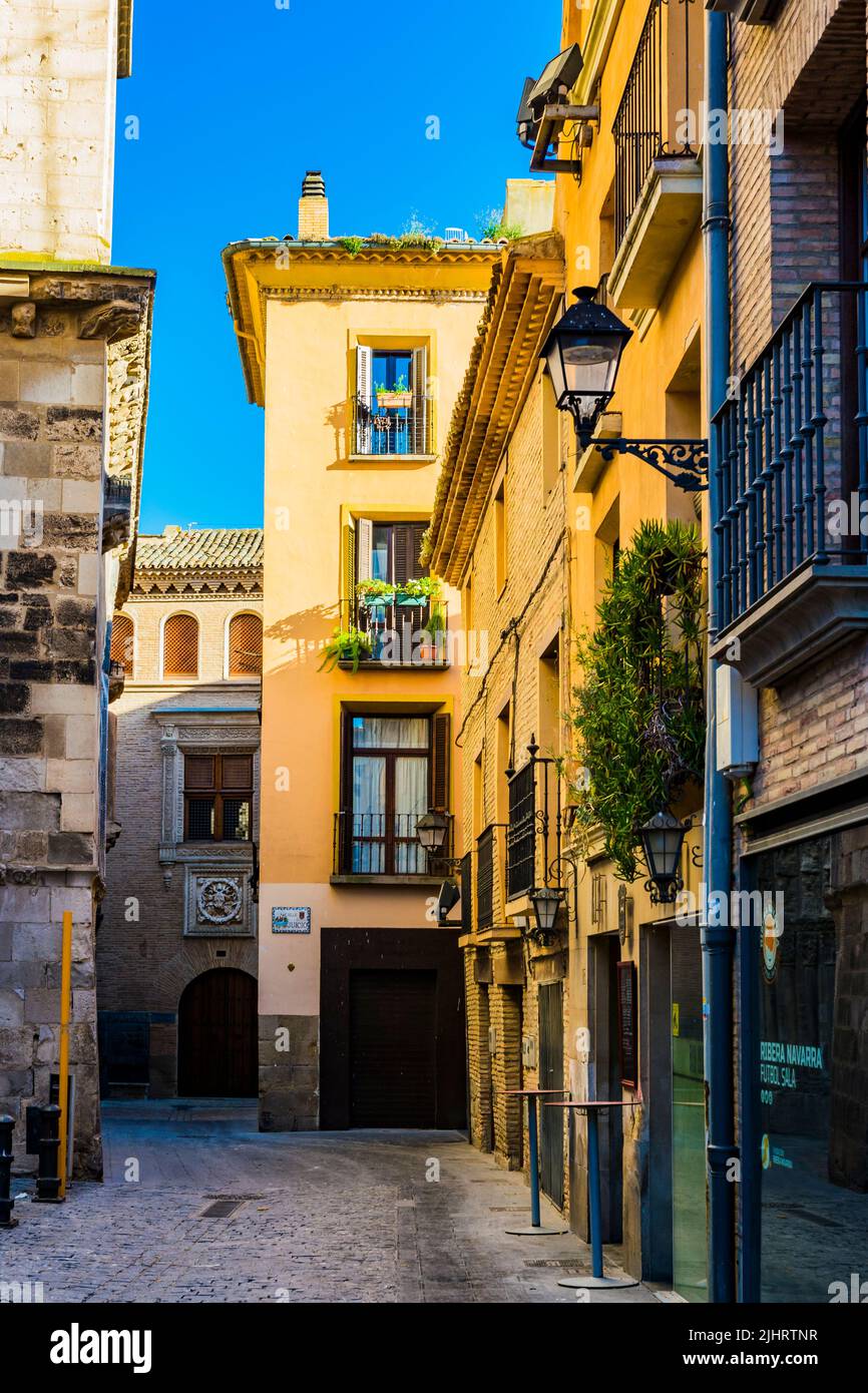 Calle estrecha en el centro histórico. Tudela, Navarra, España, Europa Foto de stock