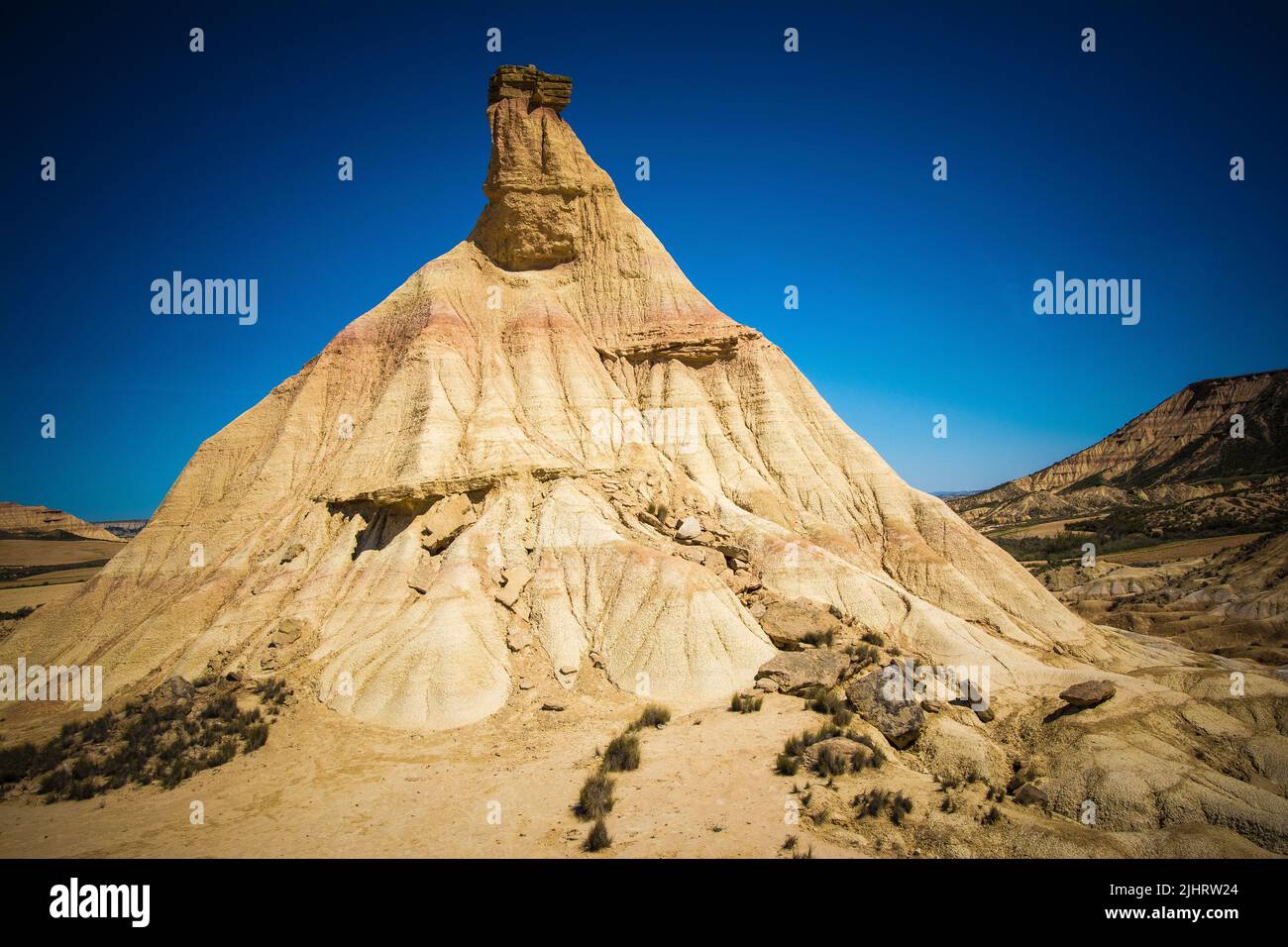 Formación rocosa Castildeterra en la zona de Bardena Blanca del Parque Natural de las Bardenas Reales. Navarra, España, Europa Foto de stock