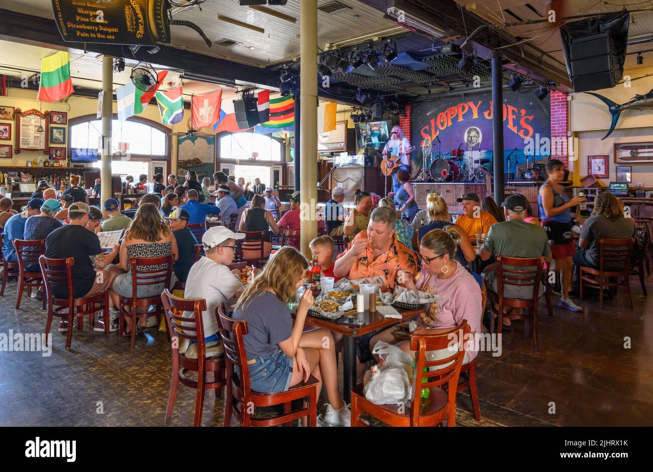 Interior del Sloppy Joe's Bar en Duval Street, Key West, Florida Keys, Florida, Estados Unidos Foto de stock