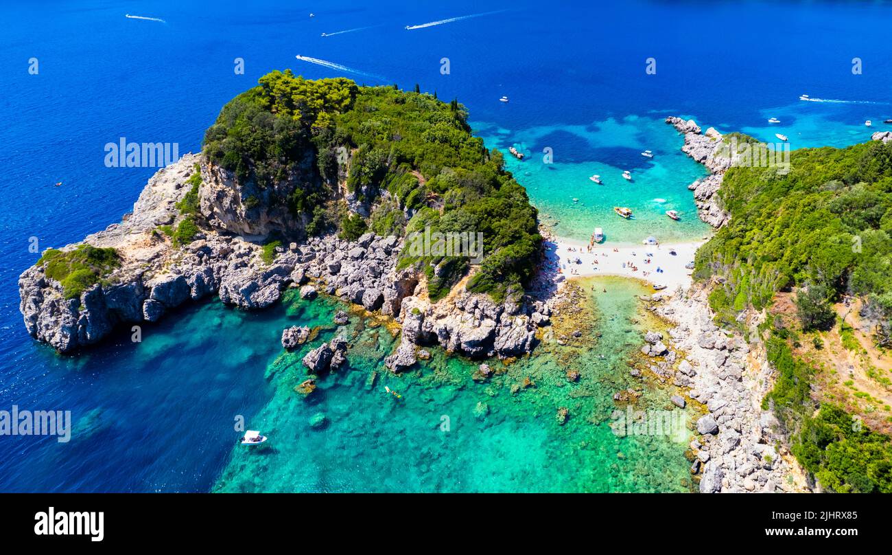 Las mejores playas de la isla de Corfú, Grecia . Vista aérea del drone de la playa doble hermosa con aguas cristalinas de color turquesa Limni playa Glyko cerca de Paleokastritsa Foto de stock