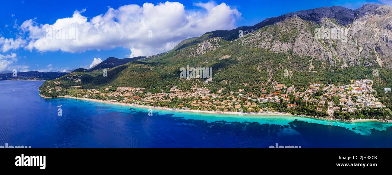 Vacaciones de verano en Grecia. Las mejores playas escénicas de la isla de Corfú - vista aérea panorámica del drone de la playa de Barbati en la parte oriental Foto de stock