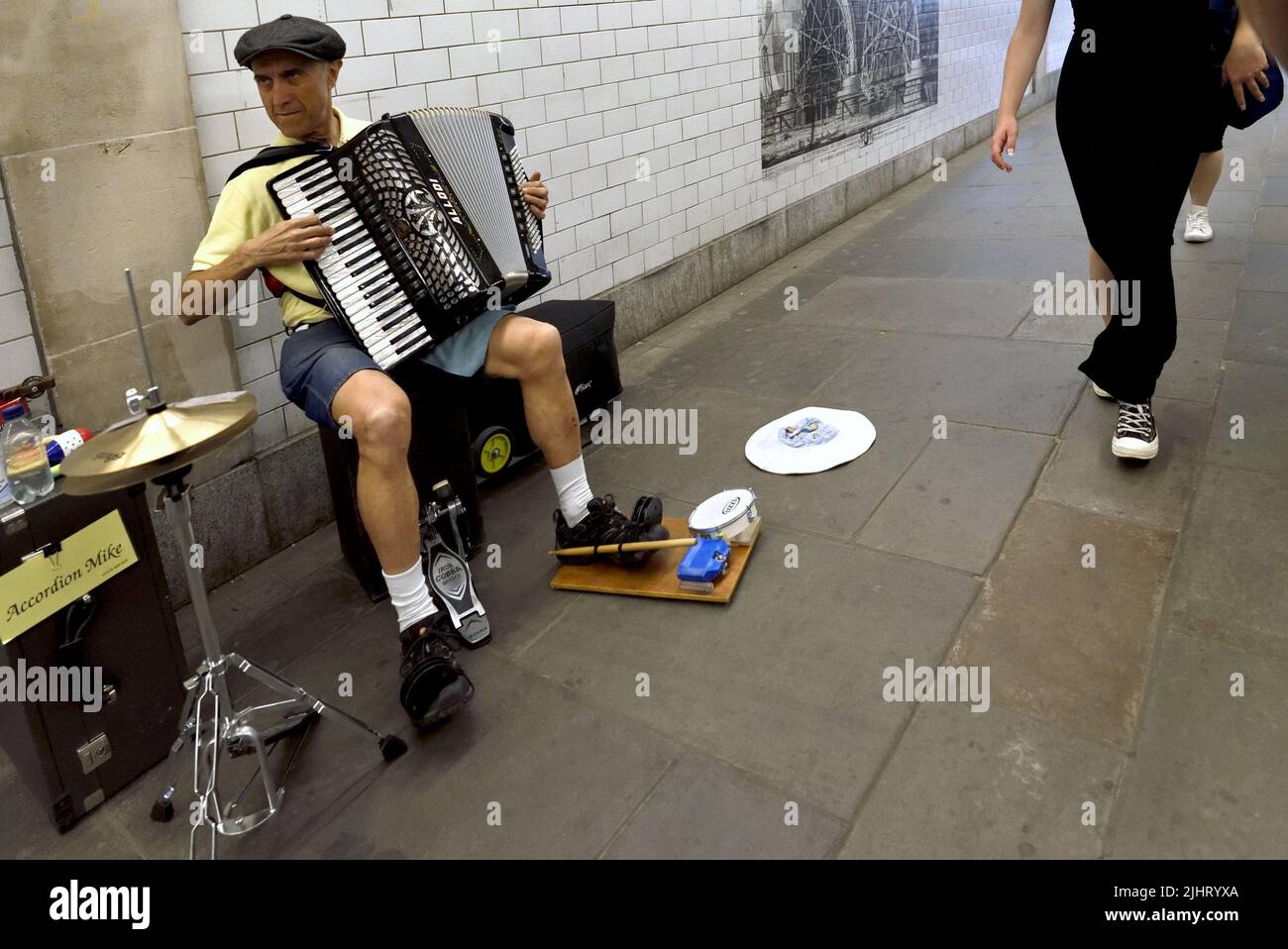 Londres, Inglaterra, Reino Unido. Busker jugando en acordeón en un túnel peatonal bajo el puente Blackfriars, en South Bank Foto de stock