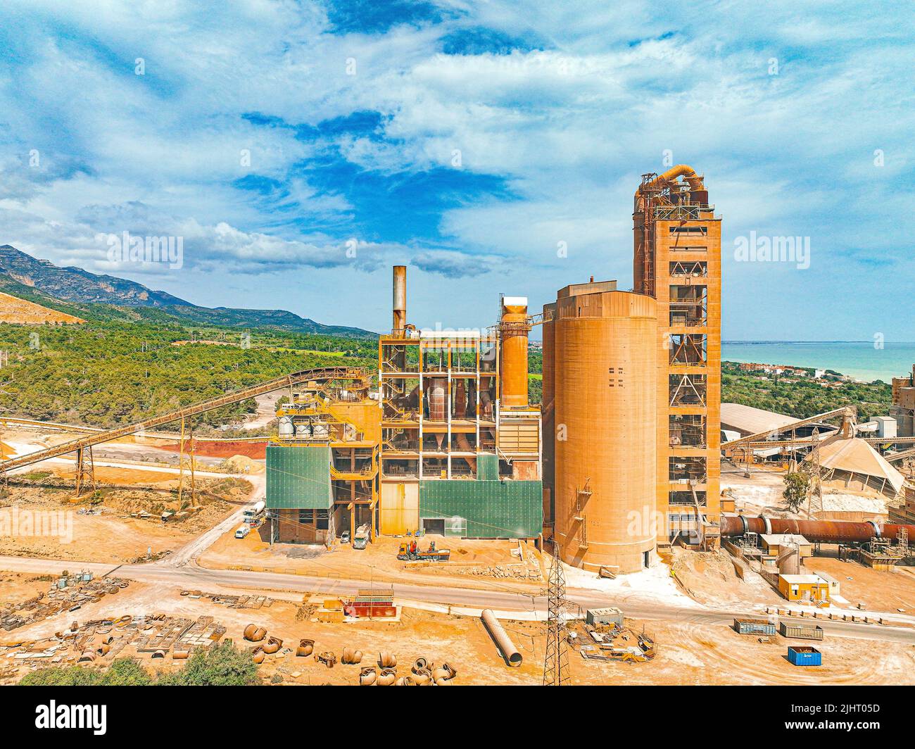 Una hermosa vista del edificio de una fábrica de cemento en Alcanar Foto de stock