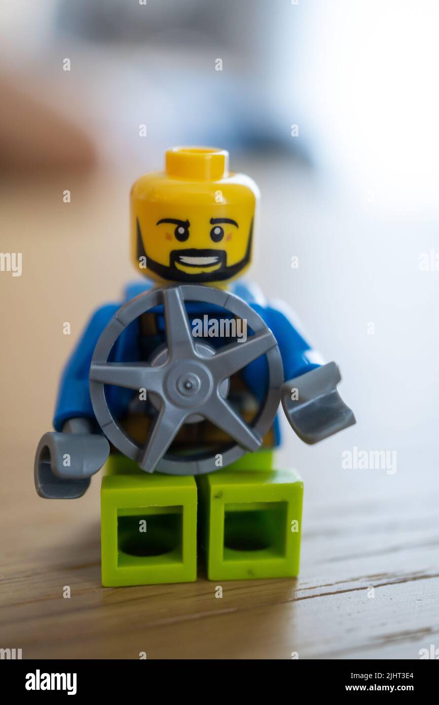 Un plano vertical de una figura de Lego con la barba sujetando una rueda  Fotografía de stock - Alamy