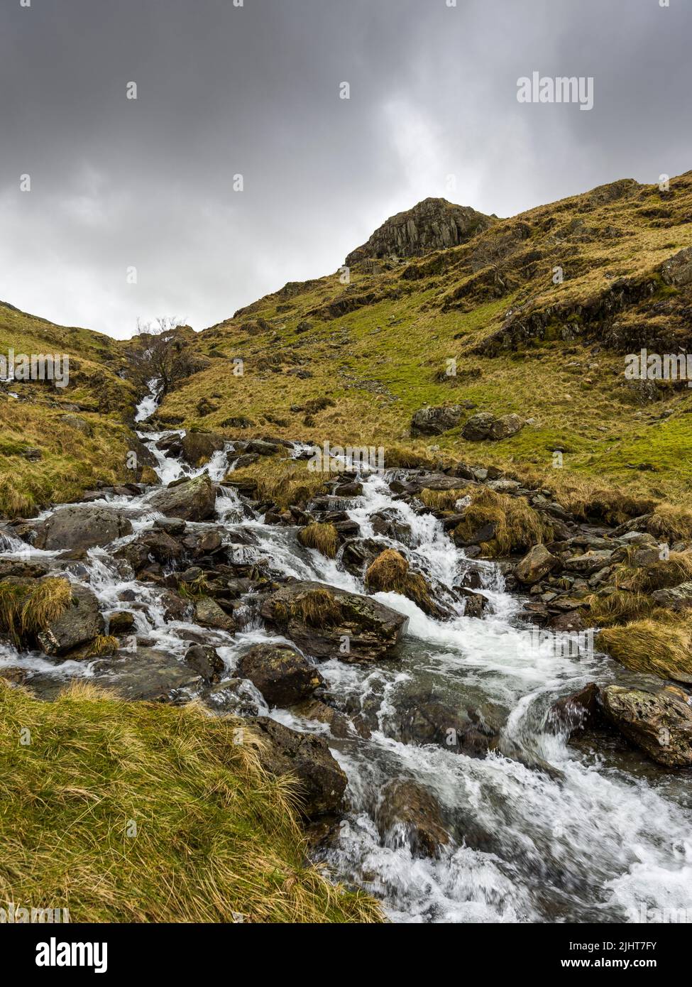 Pequeñas cascadas de agua Beck sobre el embalse Haweswater en el Parque Nacional Lake District, Cumbria, Inglaterra. Foto de stock