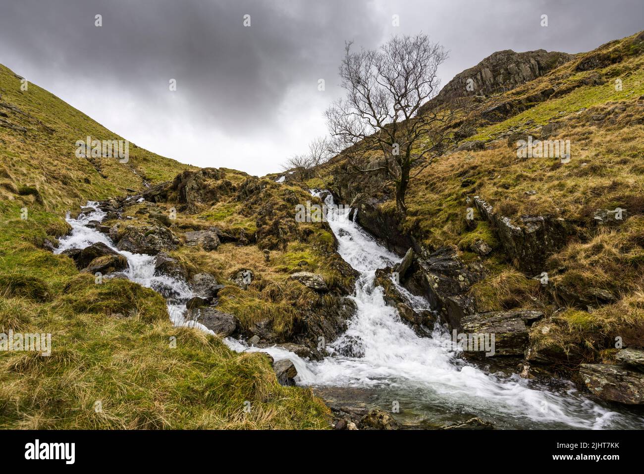 Pequeñas cascadas de agua Beck sobre el embalse Haweswater en el Parque Nacional Lake District, Cumbria, Inglaterra. Foto de stock