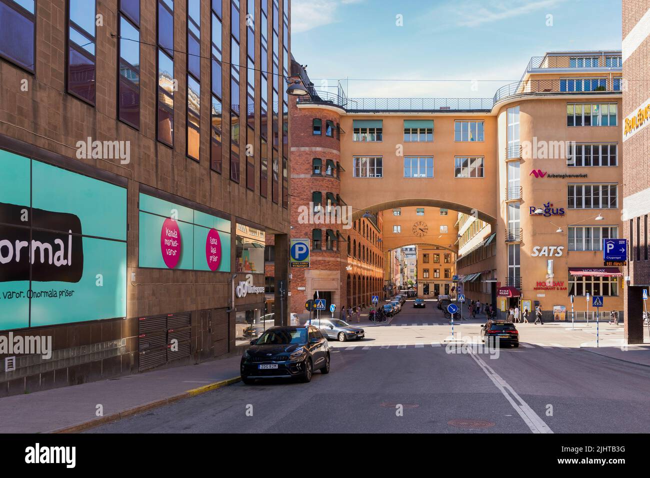 Estocolmo, Suecia - Junio 25 2022: Distrito de Norrmalm en el centro de Estocolmo, con pocos peatones y poco tráfico, en un soleado día de verano Foto de stock