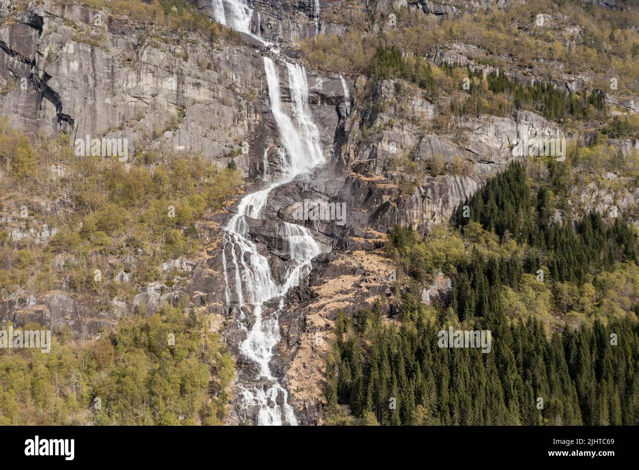 Vista aérea de la cascada Tjornadalsfossen, al sur de Odda, Rogaland, Noruega Foto de stock