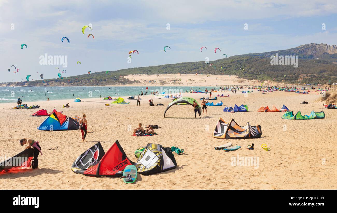 Windsurfistas en la Playa de Valdevaqueros, Punta Paloma, Tarifa, Costa de la Luz, Provincia de Cádiz, Andalucía, sur de España. Foto de stock