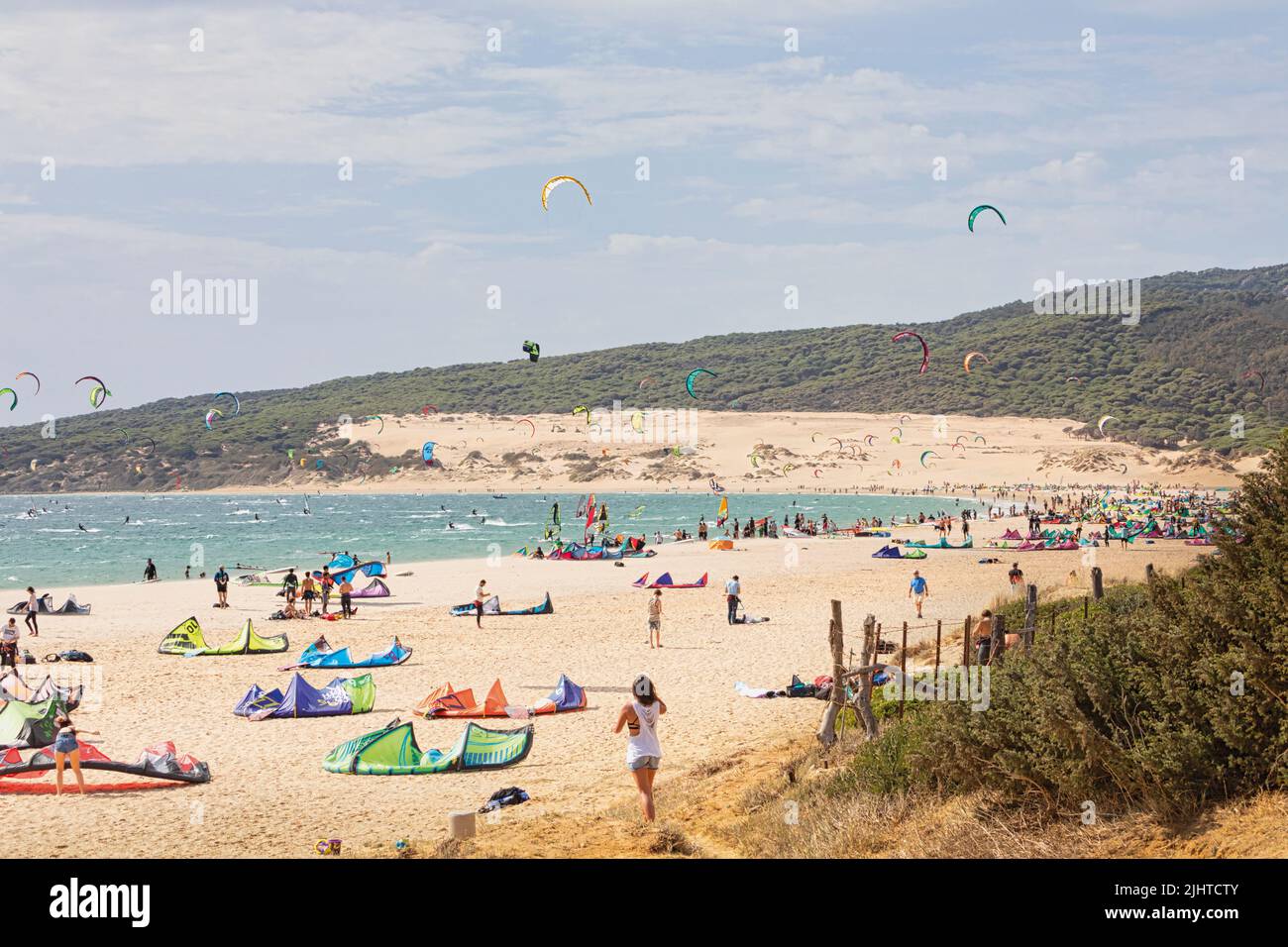 Windsurfistas en la Playa de Valdevaqueros, Punta Paloma, Tarifa, Costa de la Luz, Provincia de Cádiz, Andalucía, sur de España. Foto de stock