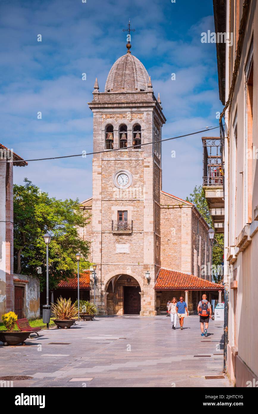 La iglesia de Santa María y su delgado campanario. Luanco, Gozón, Principado de Asturias, España, Europa Foto de stock