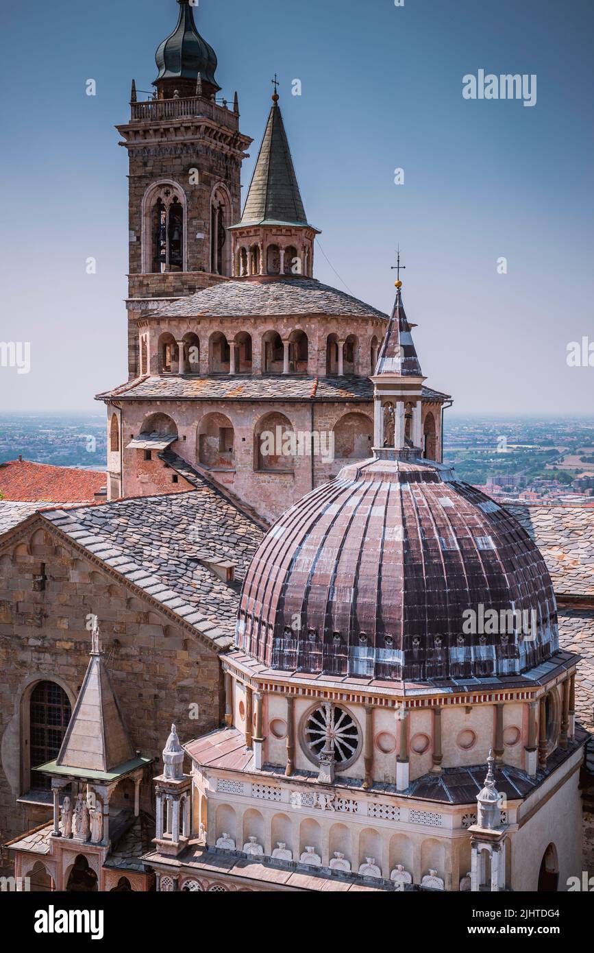 Vista desde la Torre Civica de la Cappella Colleoni y Santa Maria Maggiore. Bérgamo, Lombardía, Italia, Europa Foto de stock
