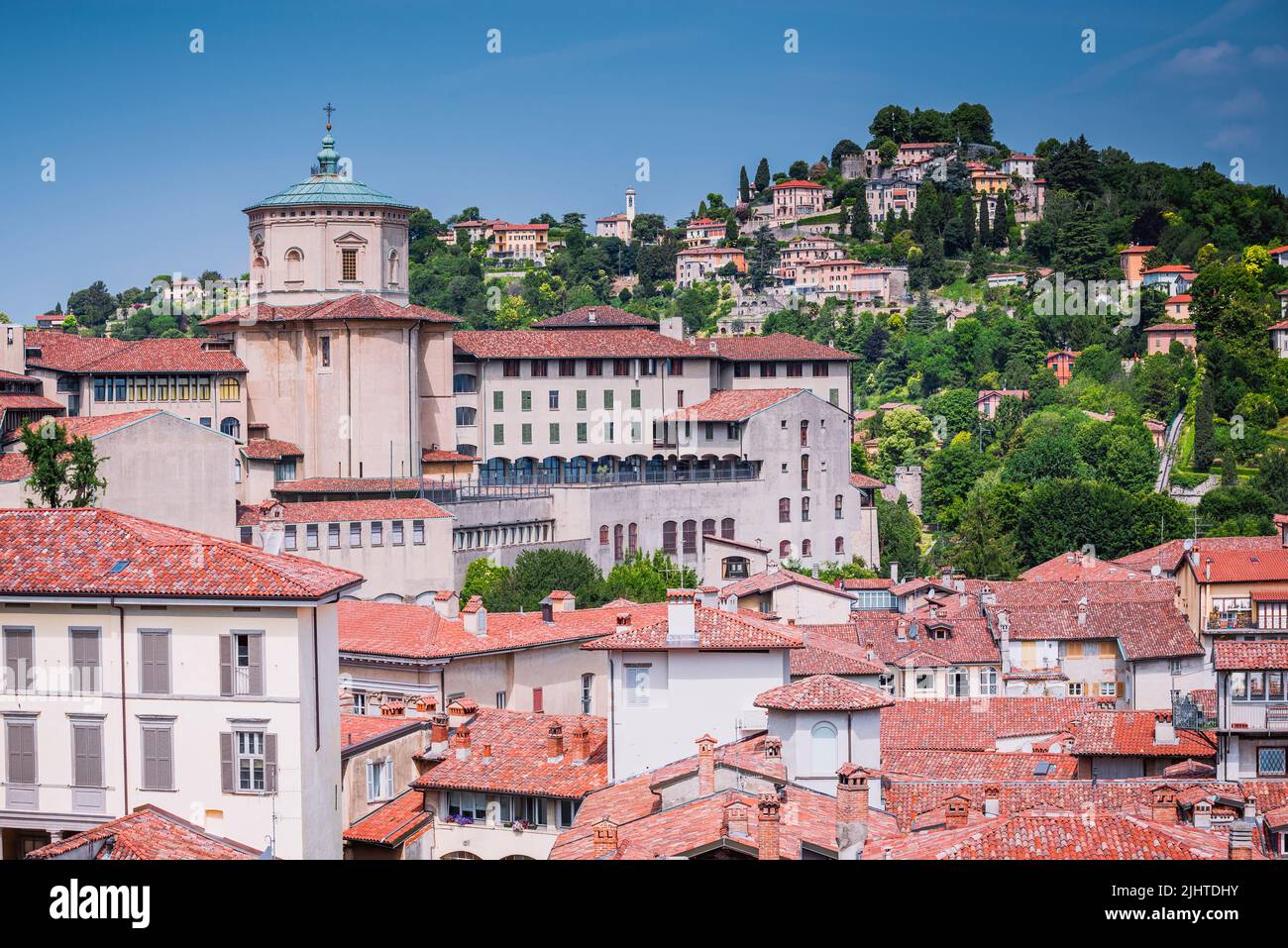 Vista desde la Torre Civica, la Ciudad Alta y el cerro de San Gigilio. Bérgamo, Lombardía, Italia, Europa Foto de stock