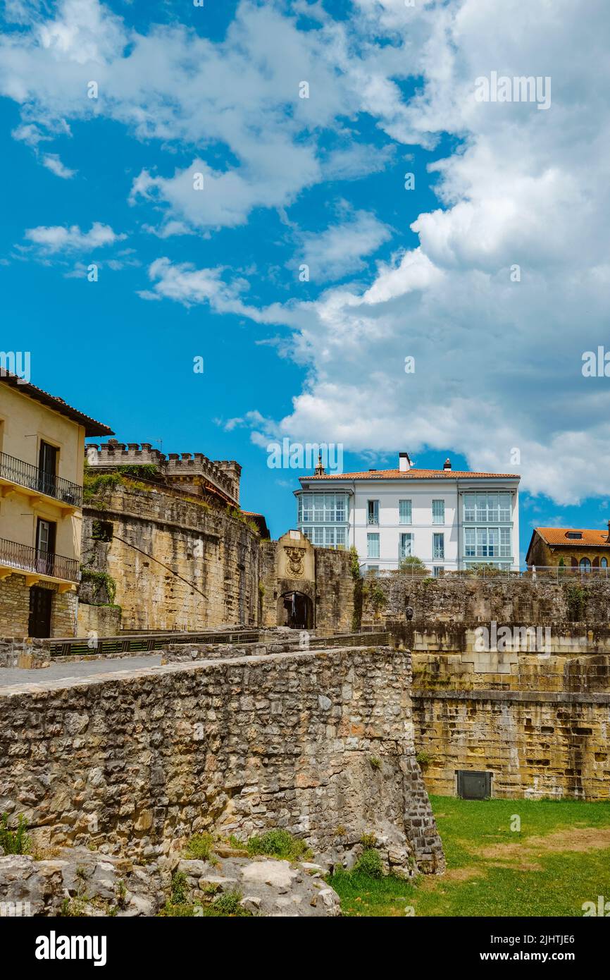 Las murallas y la puerta de entrada al casco antiguo fortificado de Hondarribia, en el País Vasco, España, en un día de verano Foto de stock