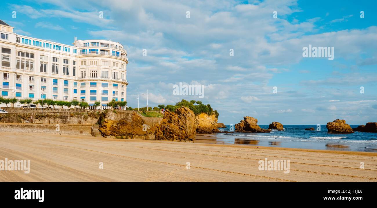 Una vista de la parte más meridional de la playa La Grande Plage en Biarritz, Francia, con sus característicos acantilados y formaciones rocosas, temprano en la mañana Foto de stock