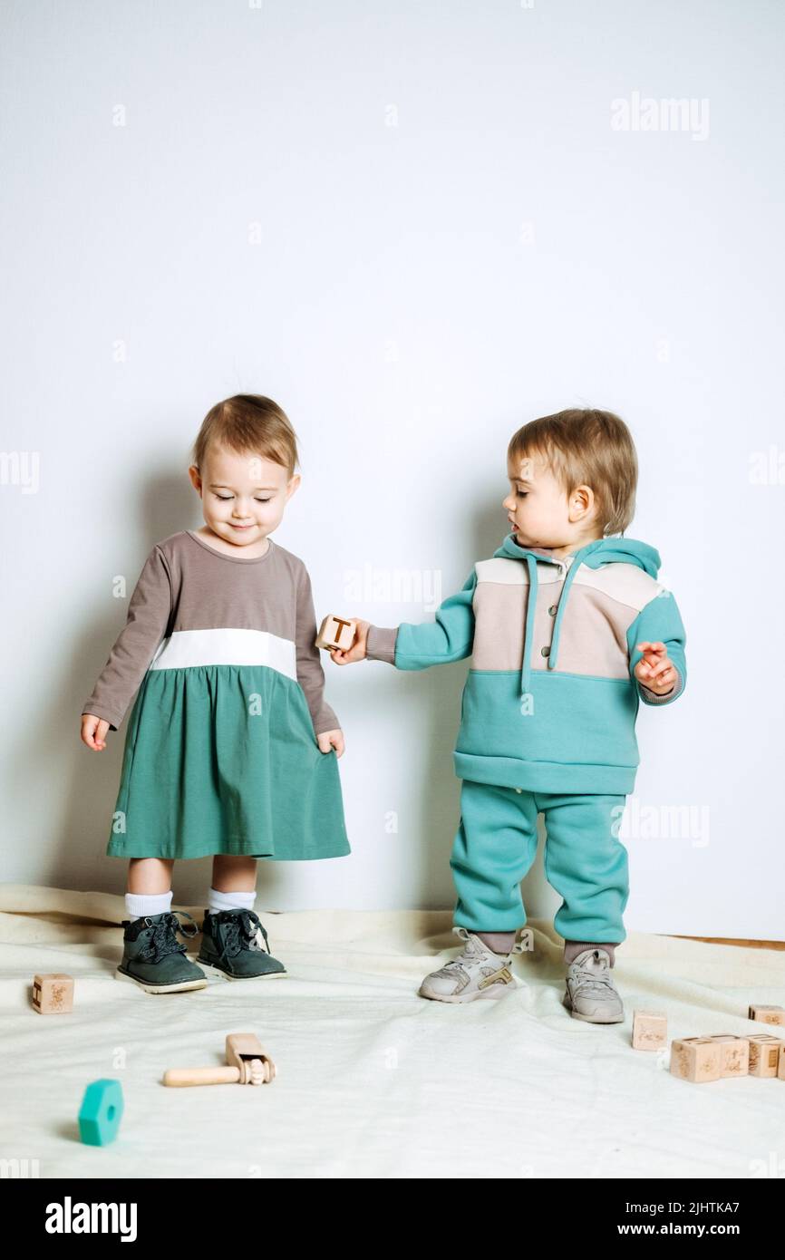 Moda para bebés. Ropa unisex neutra bebés. muchachas bonitas en de algodón de paleta de colores neutros Fotografía de stock Alamy