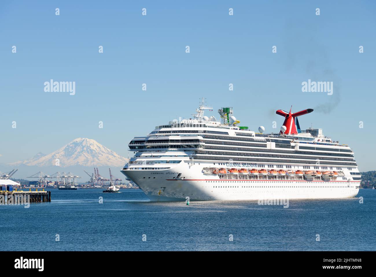 Seattle - 19 de julio de 2022; Carnaval Esplendor que sale de Seattle hacia Alaska con el pico nevado volcánico del Monte Rainier en el horizonte Foto de stock