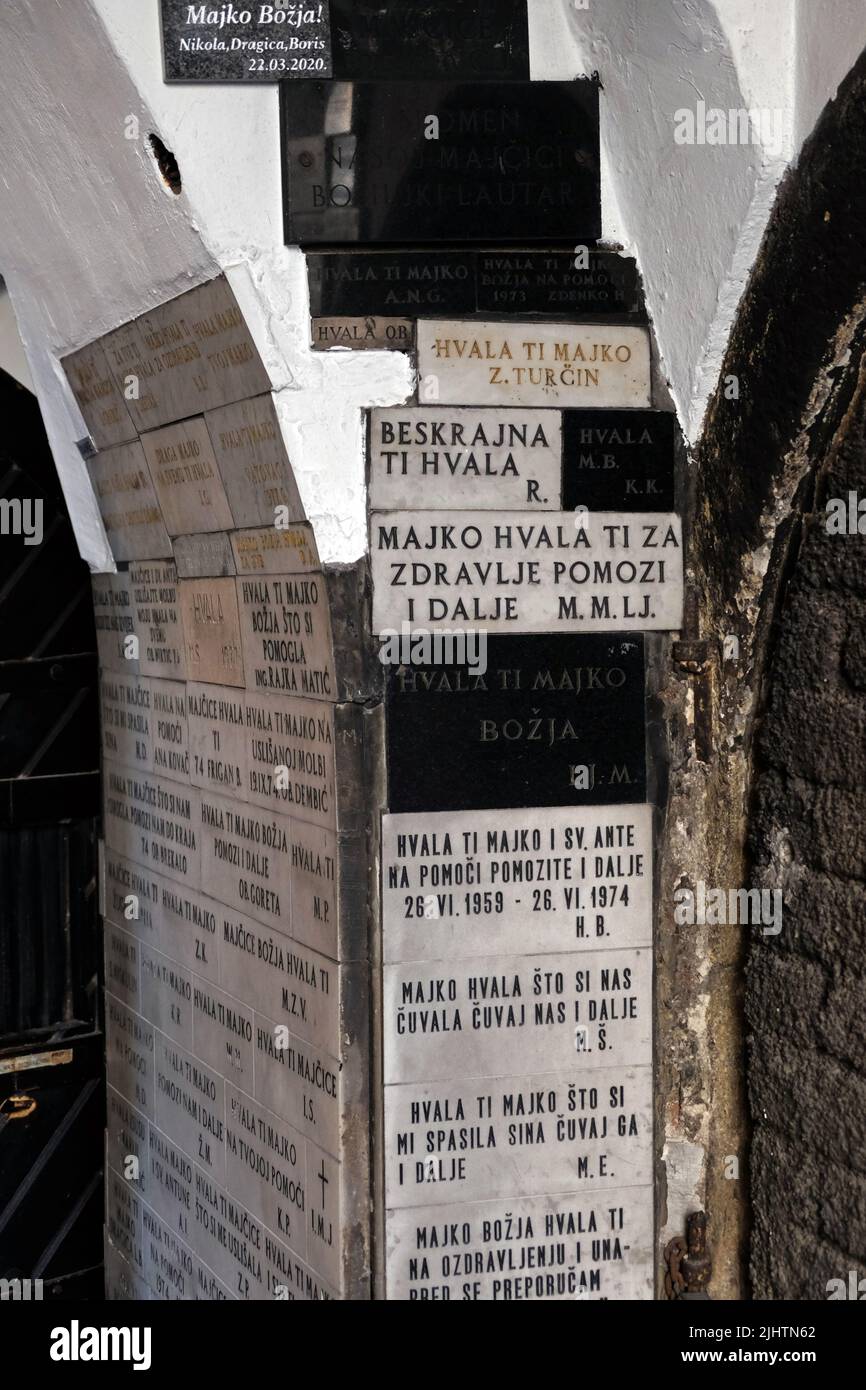 Monumentos famosos, puerta de piedra, capilla de la Madre de Dios de la Puerta de Piedra, gracias notas, Zagreb, Croacia Foto de stock