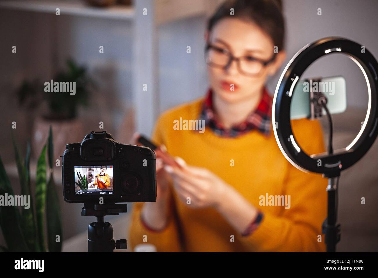 Chica grabar Video Blog Vlog en casa con cámara digital Fotografía de stock  - Alamy