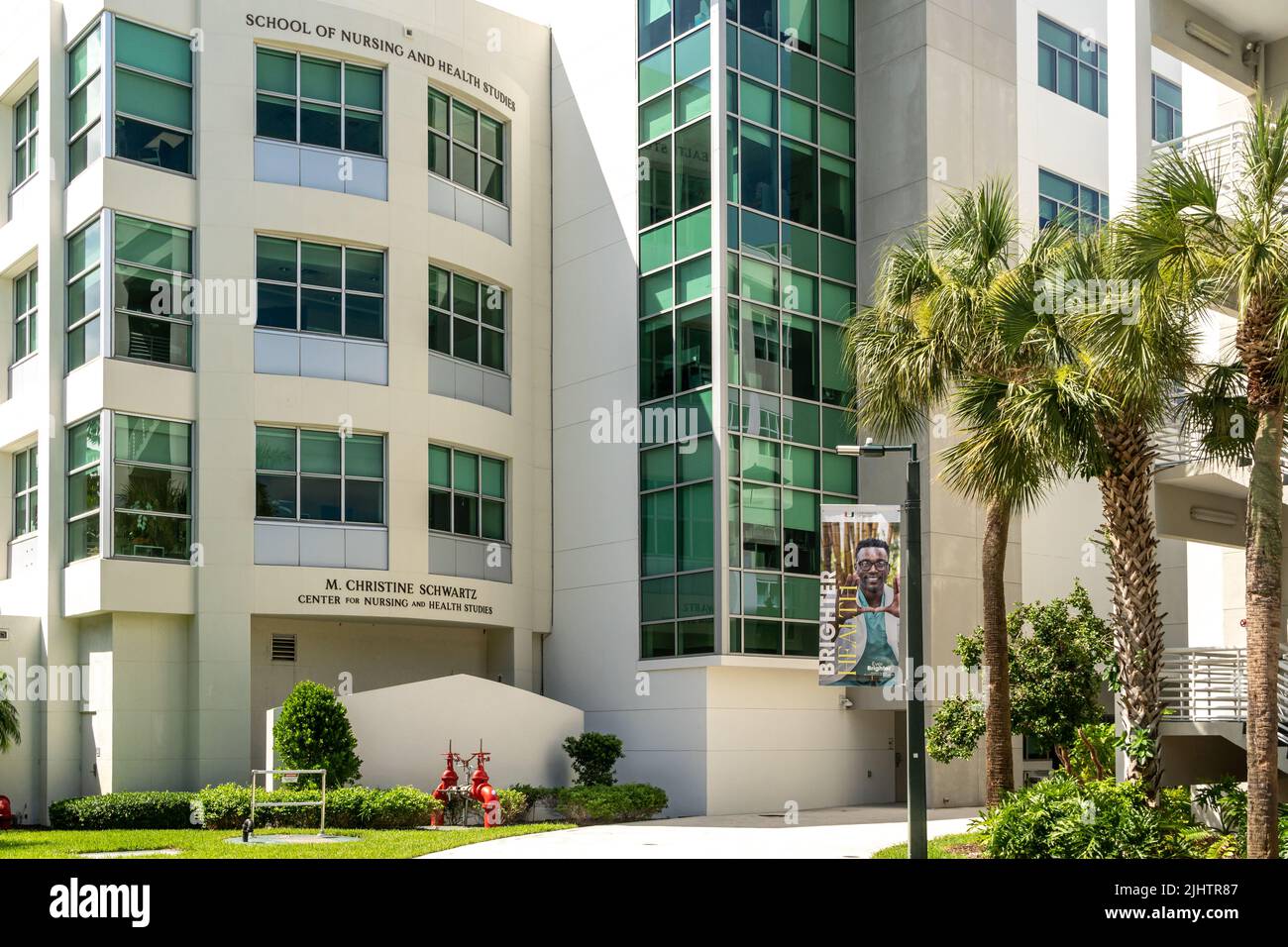 CORAL GABLES, FL, EE.UU. - 2 DE JULIO de 2022: M. Christine Scwartz Centro de Enfermería y Estudios de Salud en el campus de la Universidad de Miami. Foto de stock