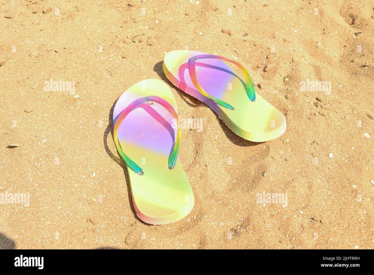 Pizarra de color femenino en la playa de arena en el mar Fotografía de  stock - Alamy