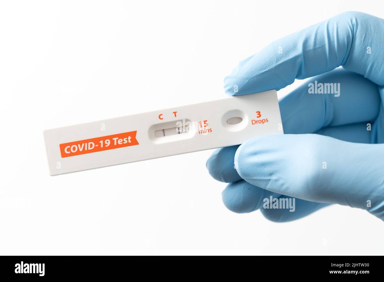 Hand muestra resultados positivos en el kit de prueba rápida de antígeno para covid-19. Foto de stock
